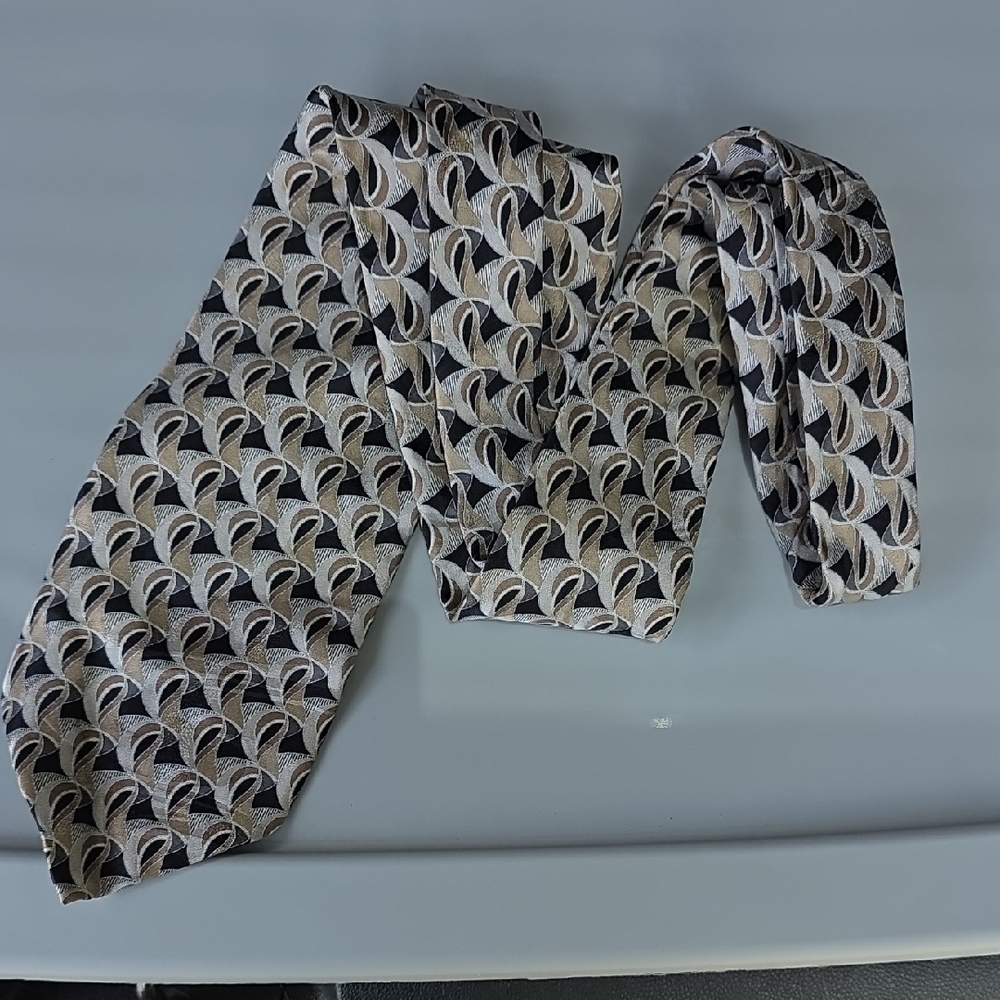 (J28) Van Heusen Black and Cream Patterned Tie